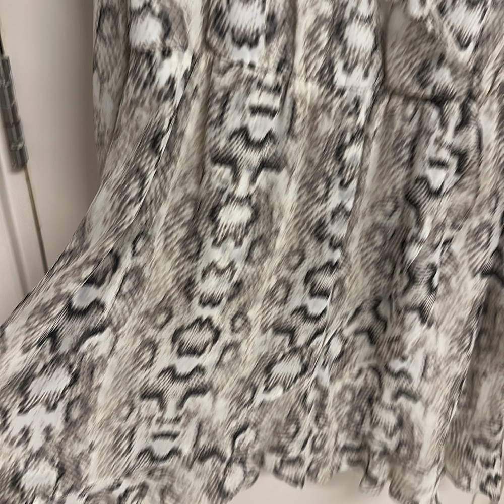 H&M Animal Print dress with matching lining  in B&W with Vneck ! SIze 14! - Picture 5 of 10